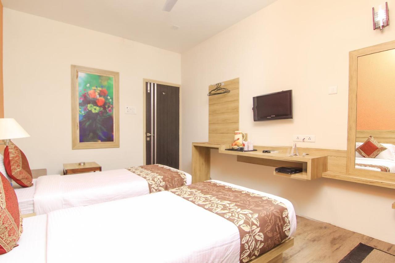 Hotel R B International Varanasi Exterior foto